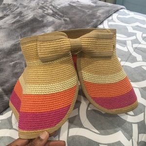 Summer hat with with Velcro close bow.